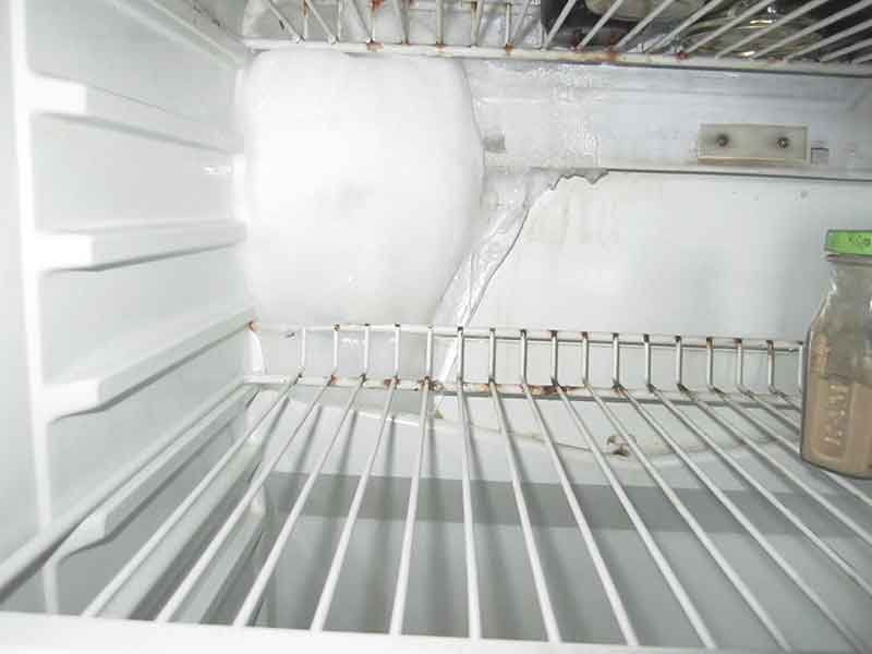 Почему на задней стенке холодильника намерзает лед